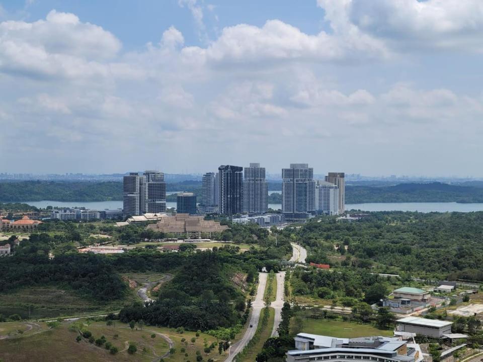 B2107 Grand Medini Pool View 100ms Netflix By Apartment *