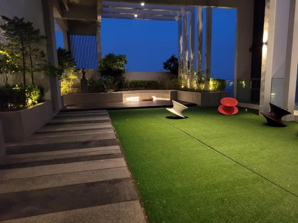 B2107 Grand Medini Pool View 100ms Netflix By Apartment