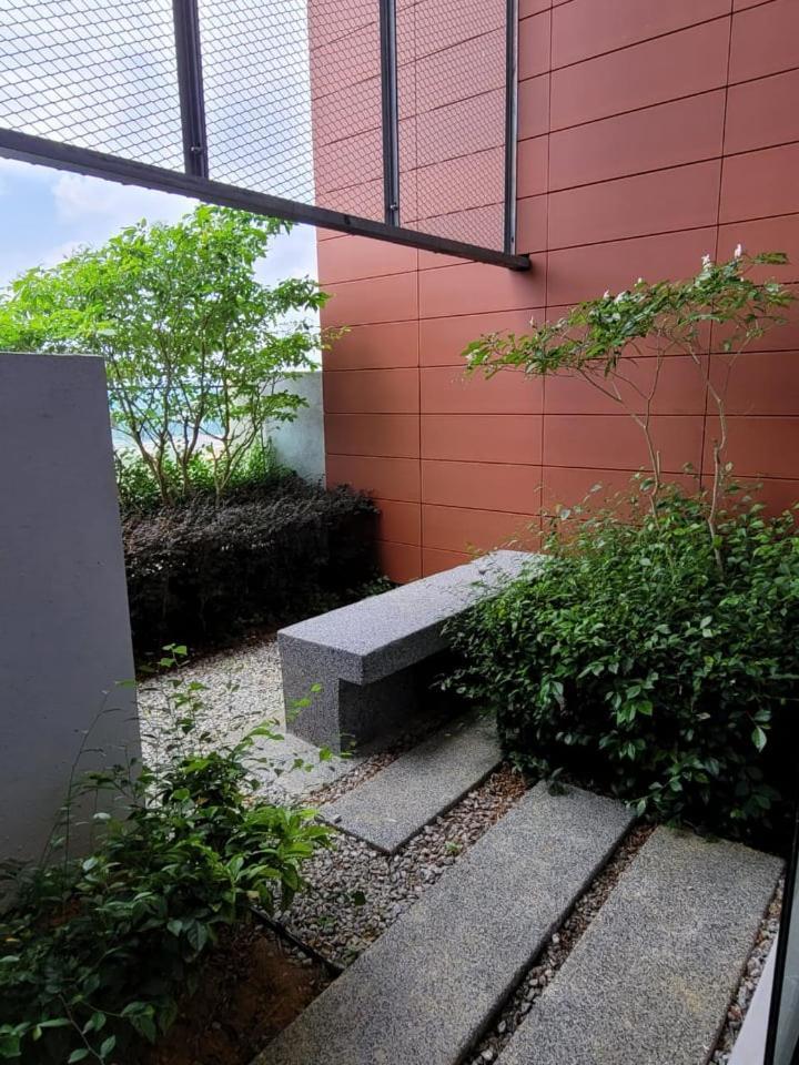 B2107 Grand Medini Pool View 100ms Netflix By Apartment *