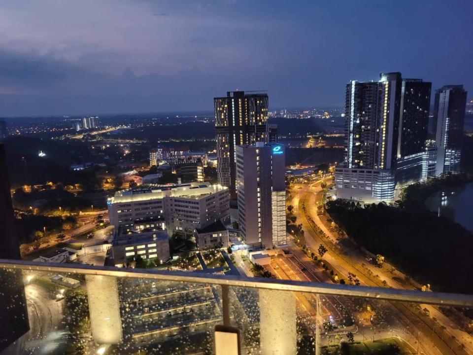 B2107 Grand Medini Pool View 100ms Netflix By Apartment