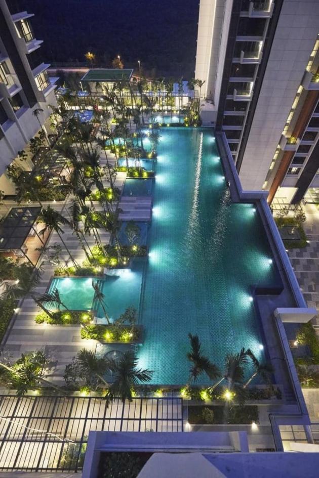B2107 Grand Medini Pool View 100ms Netflix By Apartment *