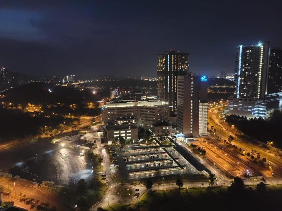 Apartment B2107 Grand Medini Pool View 100ms Netflix By Iskandar Puteri