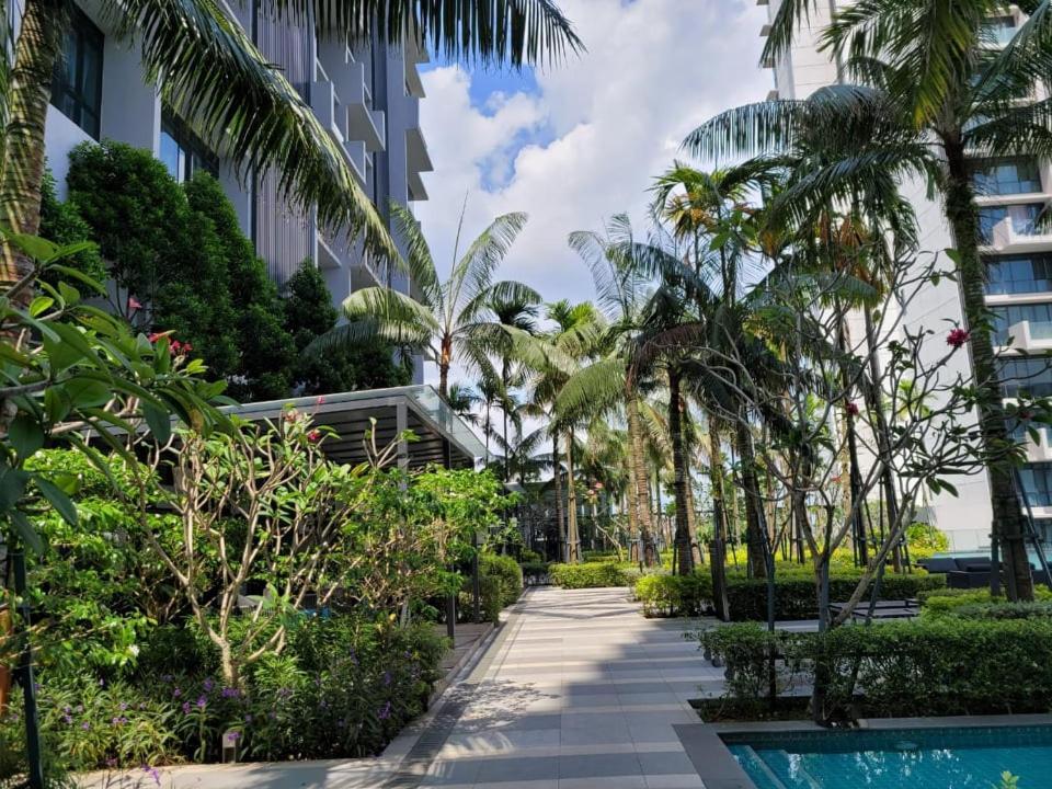 B2107 Grand Medini Pool View 100ms Netflix By Apartment Iskandar Puteri