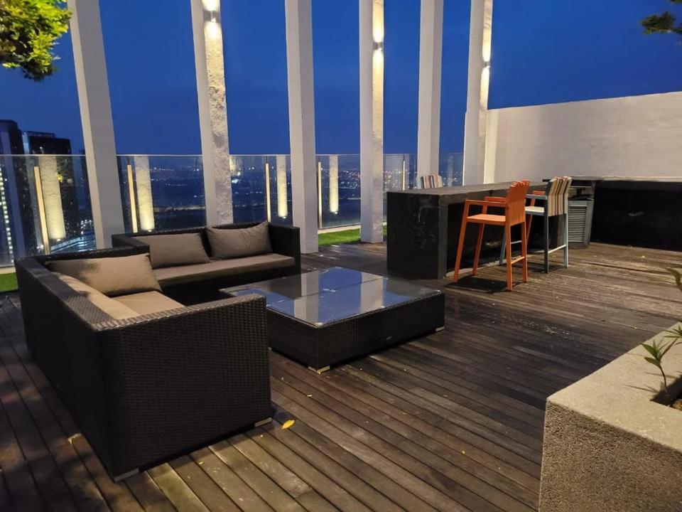 Apartment B2107 Grand Medini Pool View 100ms Netflix By Iskandar Puteri