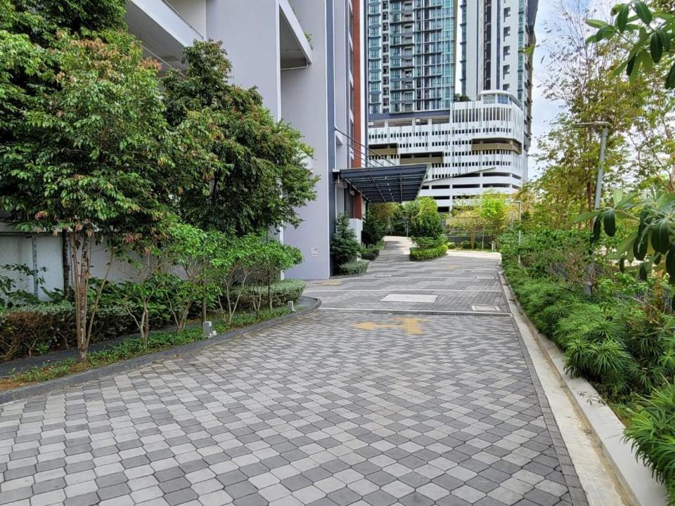 Apartment B2107 Grand Medini Pool View 100ms Netflix By Iskandar Puteri