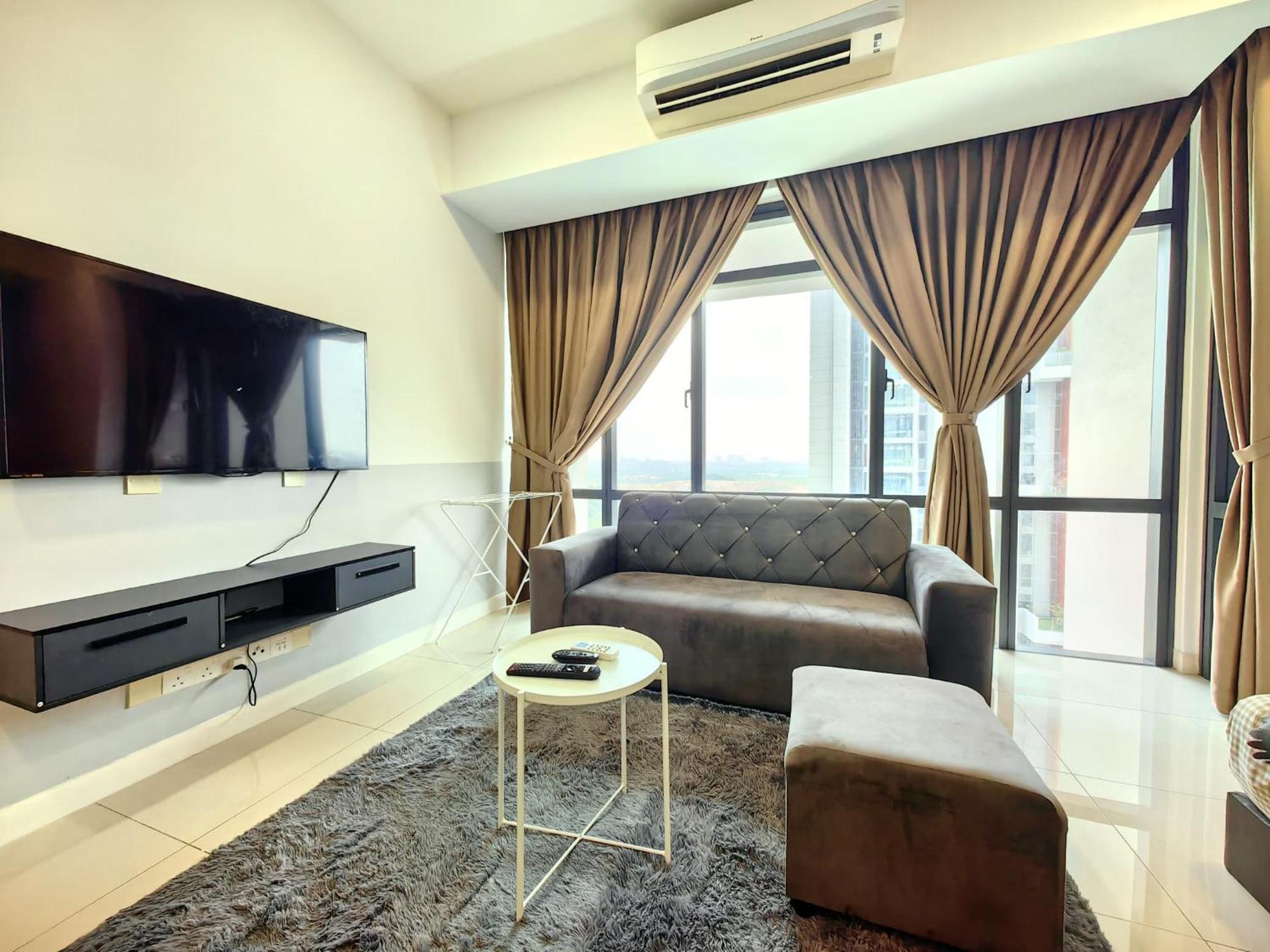 B2107 Grand Medini Pool View 100ms Netflix By Apartment *